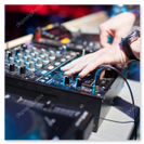 DJ-Mixer mit Reglern und Turntable