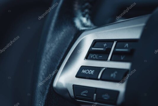 DJ regelt Lautstärke in ruhiger Veranstaltungsszene